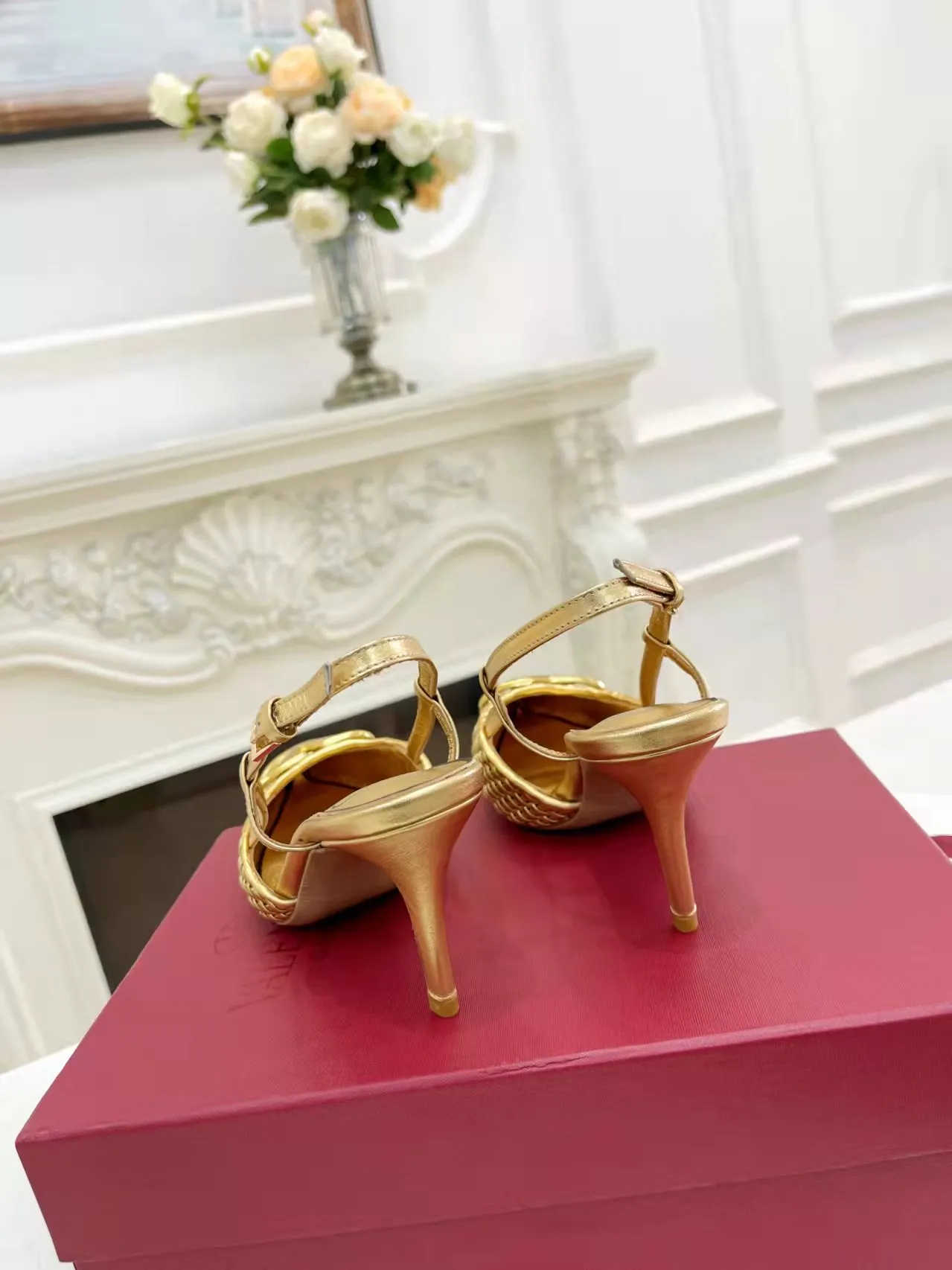👟👟Ex-factory price 440👟👟 Genuine leather sole +40 Top version 𝑉𝐴𝐿𝐸𝑁𝑇𝐼𝑁𝑂 Valentino new spring and summer women's 5⃣️color empty back sandals. The unique [V family hand-woven] brings out a full sense of high-end, and the new season will live up to expectations! Worth buying★Absolutely high-grade❥Original method, Absolutely sensual❥Elegant style, creating a different feeling, simple and elegant style!  Code number: 35-41 (34-42 is custom-made and non-returnable) Inner lining: Sheepskin lining Heel height: 7.5 cm Leather outsole + 40 rubber outsole